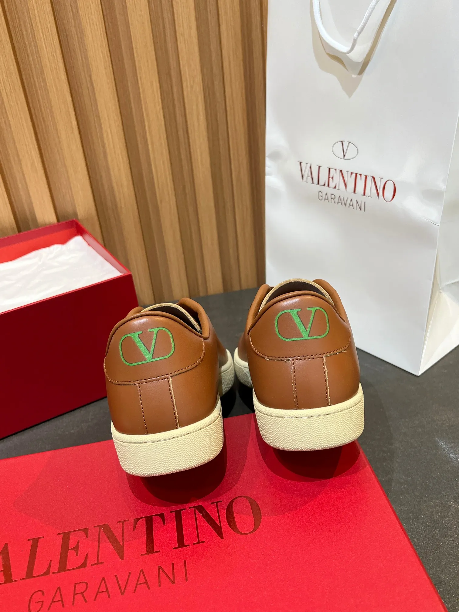 [Valentino] P: 640💰 Couple style, size: women 35-40▪️men 39-44 (45. Customized) Valentino VLTN casual shoes 2025 latest moral training shoes I can't put it down. Seiko details of cowhide sneakers, retro fashion, simple and advanced, casual matching. 1:1 restoration! Top luxury masterpiece, lace-up design, soft and comfortable imported calfskin brings excellent and elegant texture and excellent foot comfort. Top purchasing version upper: imported calfskin surface/original oil edge process + printing process. Inner lining: water-dyed cowhide lining. Outsole: original development 𝐓𝐏𝐔 two-color combination outsole. Packaging: full package with original configuration.